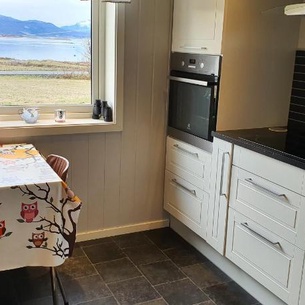 1 Room in The Yellow House, close to Airport & Lofoten