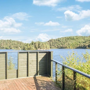 A welcoming cottage located directly on the lake.