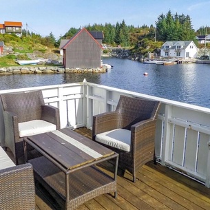 Amazing Home In Bakkasund With 3 Bedrooms And Wifi