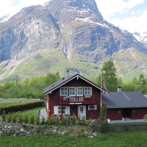Apartment with 4 beds / 2 bedrooms. Go hiking, trout fishing, glacier and rock climbing.