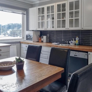 Awesome Apartment In Øyslebø With House Sea View