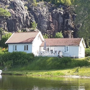 Be welcome in this cozy cottage, which is located directly on the river Otra.