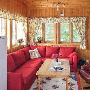 Beautiful cottage in the middle of the picturesque Hardangerfjord, on the island Varaldsøy.