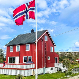 Beautiful, spacious cottage on the island of Ulvøya overlooking the fjord.