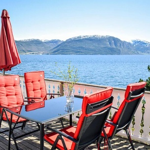 Beautifully located cottage with panoramic views of the Sognefjord and majestic mountains.