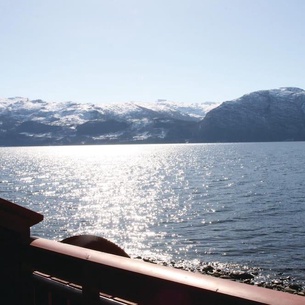 Charming cottage with great location directly on the fjord.