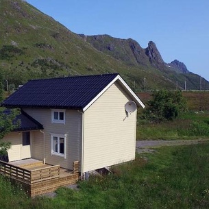 Charming house by the sea, Lofoten!