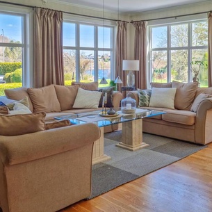 Comfortably furnished country house with pool and large garden.