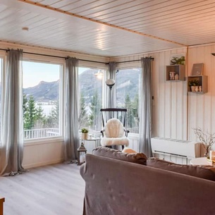 Cottage with charm and unique panoramic view over the pretty lake Lygne.