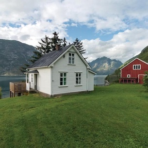 Cozy cottage on a small farm with fantastic location inside the Sognefjord.