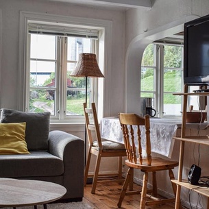 Cozy, small cottage with panoramic view, located directly on the Hardangerfjord.