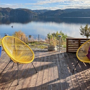 Enjoy a unique panoramic view in this inviting vacation home on the lake.