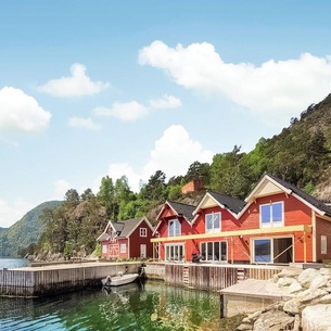 Enjoy a wonderful time in this inviting vacation home with a fjord panorama.