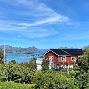 Familyfriendly-modern, in the fishingtown Stamsund, with Sauna and Jacuzzi