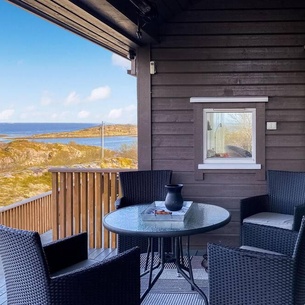 Fantastically located cottage with panoramic views of the sea and the islets.