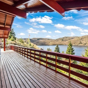 Gemütliches helles Ferienhaus am See mit Panoramaseeblick + Hütte und nahe Meer