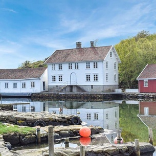 Idyllic skipper's house right by the sea in historic Loshavn, Farsund.