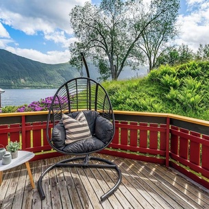 Idyllische Hütte am Fjordufer