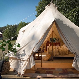 Idyllisk glamping rett ved elven