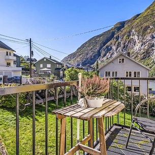 In Årdalstangen welcomes you this modern apartment with fjord view.