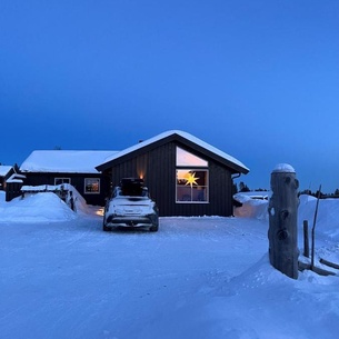 Koselig hytte ved skiheis, langrennspor, akebakke og har 4 soverom, 2 bad, badstue og fiber bredbånd