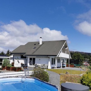 Large and cozy holiday home with stunning sea views. Quiet area in great nature.