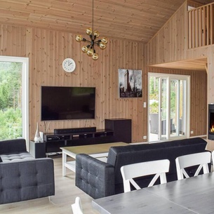 Look forward to an unforgettable vacation in this comfortable vacation home with fjord view.