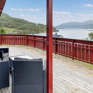 Look forward to your vacation in this vacation home with a beautiful view of the fjord.