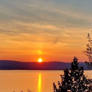 Luxury by the fjord of Oslo. \nWelcome to a mirrored cabin with great views