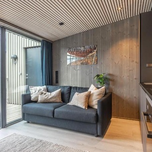 Modern apartment by the sea in Henningsvær