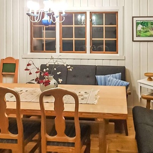 On the shore of Lake Skredvatn, this cozy cottage welcomes you.