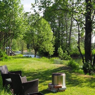 Riverside Bliss Cozy Apartment near Tvedestrand