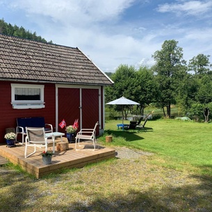 Riverside Bliss: Cozy Cabin w/deck