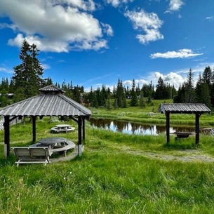 Rustic cabin on Lake Sjusjøen with a lovely view