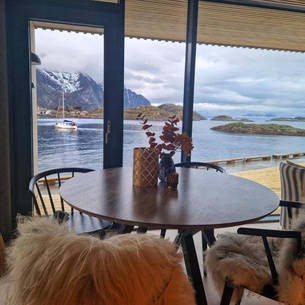 Seafront apartment Henningsvær