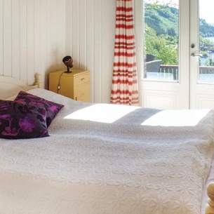 Simple and cozy cottage with panoramic views over the Lehnesfjord, which is not only rich in fish, b