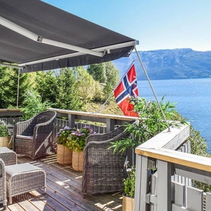 Spacious, welcoming apartment with its own boat and fantastic location on the Hardangerfjord.