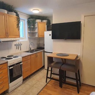 Studio apartment near metro and forest!