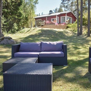 This cozy cottage is located in Djurhamn on Värmdö.