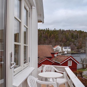 This cozy cottage is located on Tverrdalsøya on the south coast of Norway.