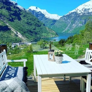 Tømmerhus i Geiranger Sentrum med panorama utsikt