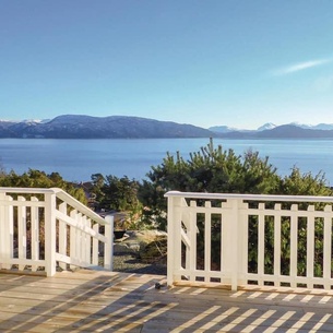 Vacation apartment with good standard, located directly at the Bjørnafjord in great surroundings.