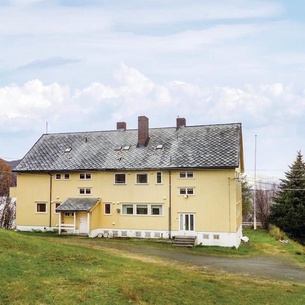 Vacation home on a hill with beautiful views of the sea and the mountains.