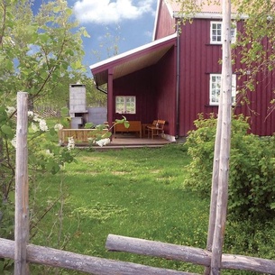 Very idyllically situated cottage by the lake Snåsavatnet.