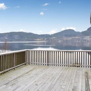 Very nice small vacation home in a fantastic location directly on the fjord.