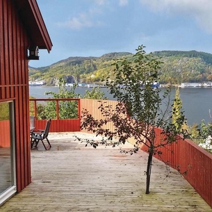 Welcome to this cozy cottage with fantastic location and beautiful view of the Rosfjord.