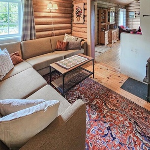 Welcome to a charming log cabin on a sunny plot with a beautiful view of classic Norwegian nature.