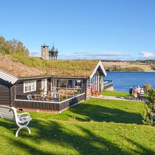 Welcome to Bjørnslykka, a former homestead that is a spectacular experience in itself.