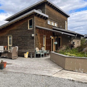 Welcome to Hitra and this idyllically located cottage overlooking the fjord.