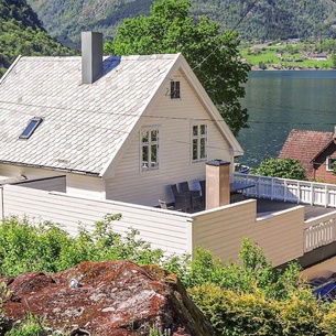 Welcome to this comfortable cottage, splendidly situated by the Framfjord.